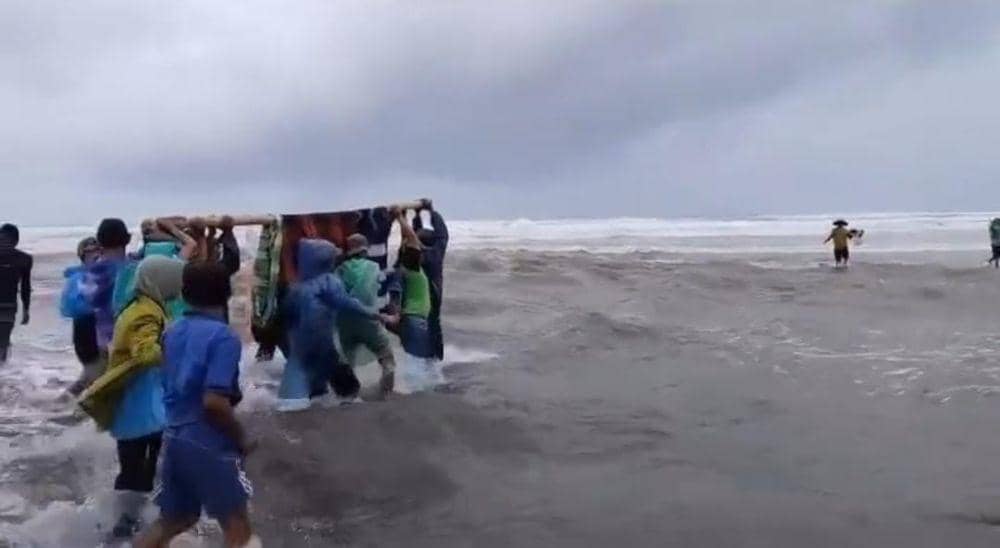Ibu Melahirkan di Pesisir Barat Ditandu Warga Lewati Medan Ekstrem