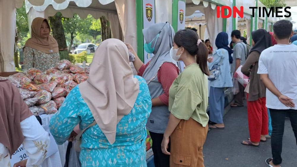 Warga Ngawi Serbu Operasi Pasar Murah, Segini Harga yang Ditawarkan
