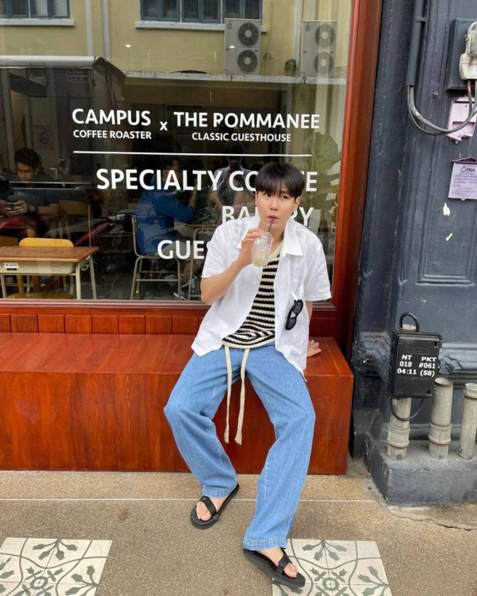 OOTD pakai sendal ala Junior Panachai (Instagram.com/junniorrs)