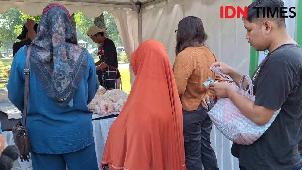 Warga serbu pasar murah yang digelar pemkab Ngawi di alun-alun setempat. IDN Times/ Riyanto.