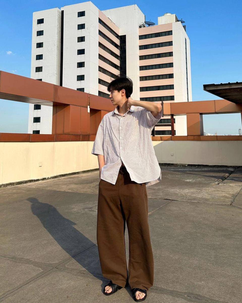 OOTD pakai sendal ala Junior Panachai (Instagram.com/junniorrs)