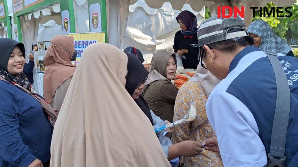 Warga serbu pasar murah (IDN Times/ Riyanto)
