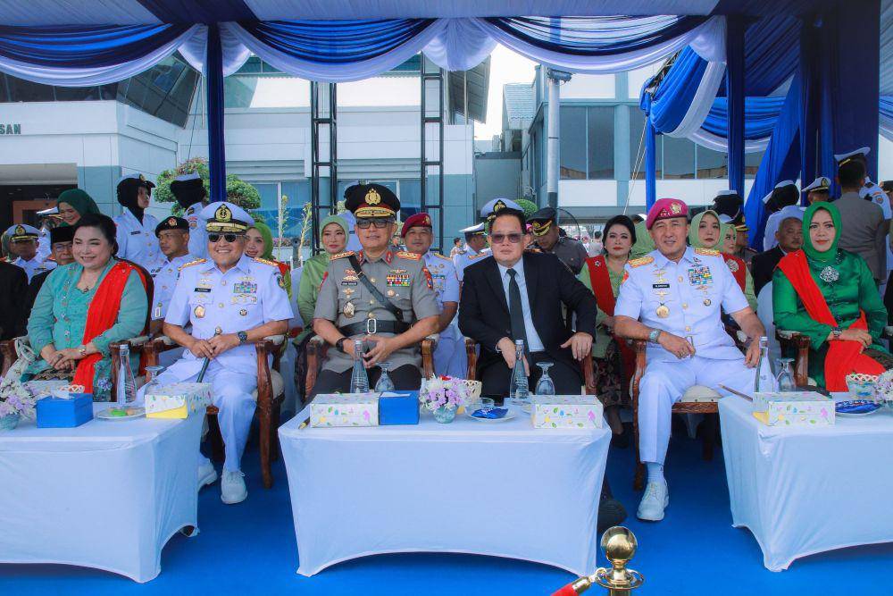 Penjabat (Pj) Gubernur Jawa Timur, Adhy Karyono menghadiri Upacara Peringatan HUT ke-79 Armada RI. (dok. Pemprov Jawa Timur)