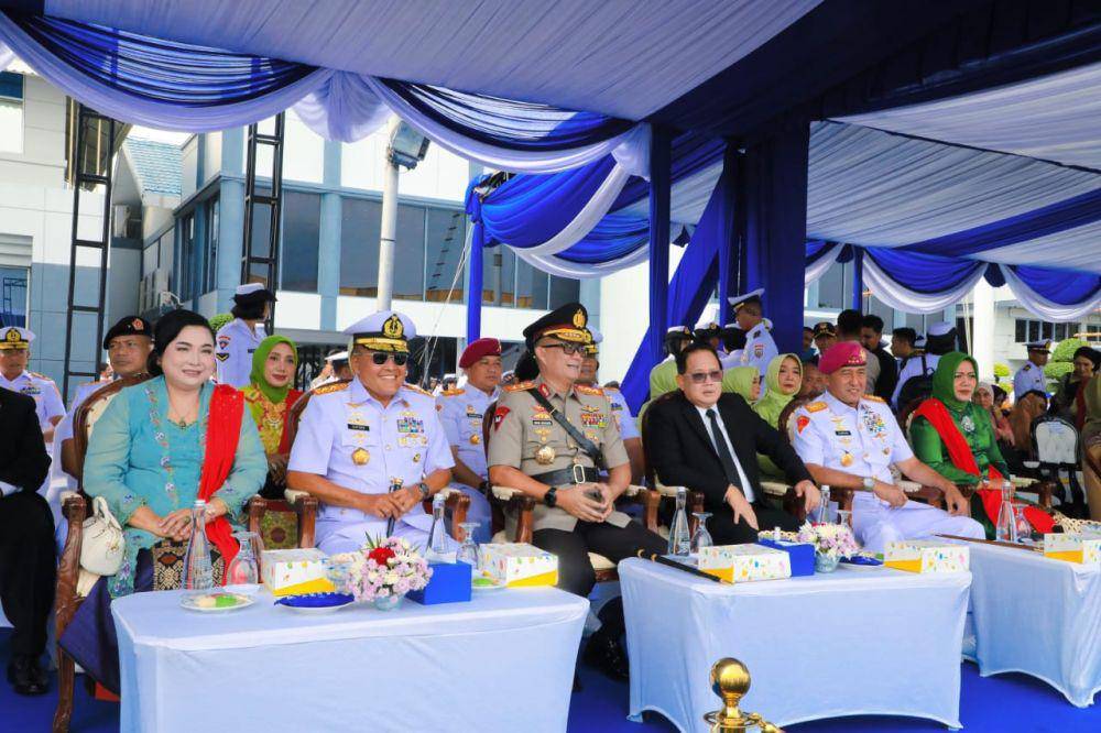 Penjabat (Pj) Gubernur Jawa Timur, Adhy Karyono menghadiri Upacara Peringatan HUT ke-79 Armada RI. (dok. Pemprov Jawa Timur)