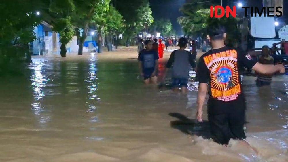 Jalan Alternatif Madiun menuju Caruban terendam banjir. IDN Times/ Riyanto.