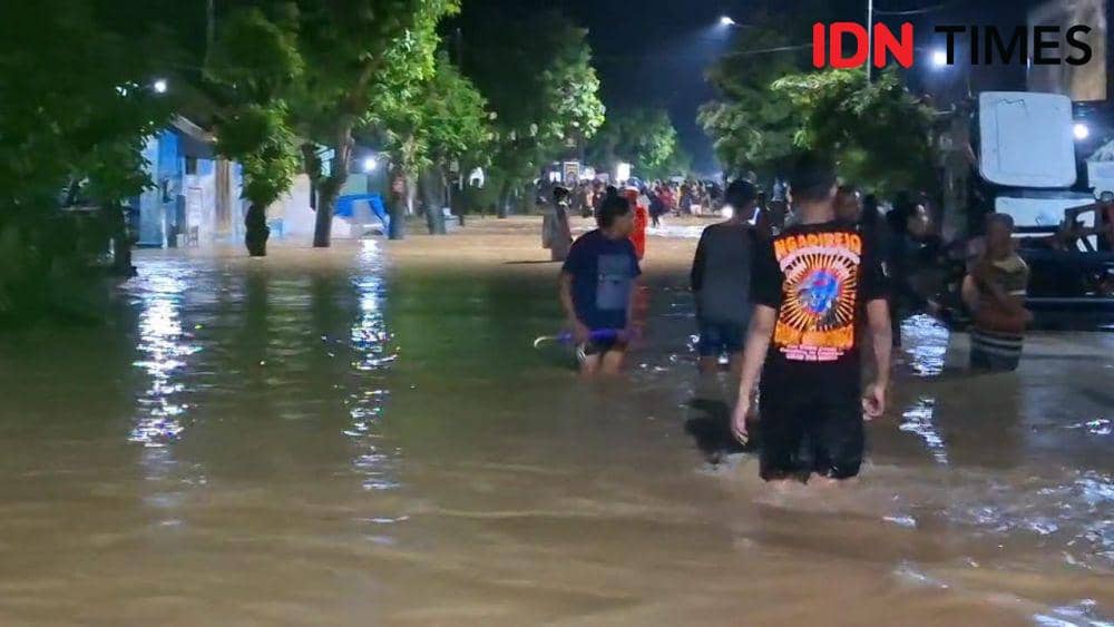 Jalan Alternatif Madiun menuju Caruban terendam banjir. IDN Times/ Riyanto.