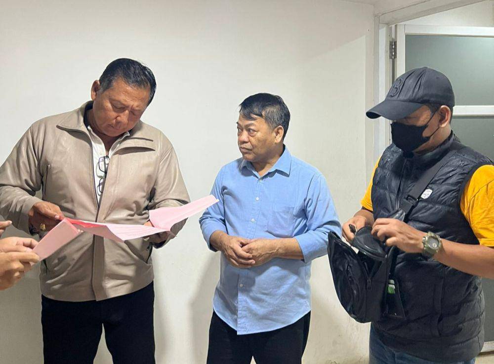 Petugas saat memeriksa berkas penangkapan tersangka HB / Istimewa