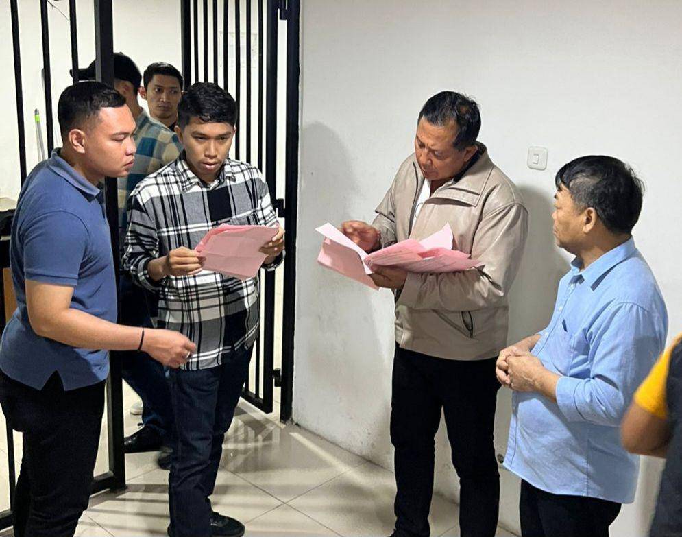 Petugas saat memeriksa berkas penangkapan tersangka HB / Istimewa