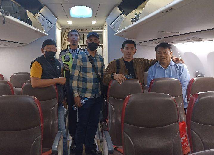 HB (kemeja biru) saat berada di pewasat untuk diterbangkan ke Sulsel / Istimewa