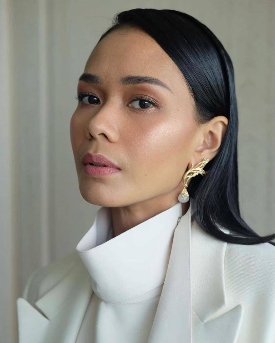 referensi makeup tan skin ala Adinia Wirasti (instagram.com/adiniawrst)