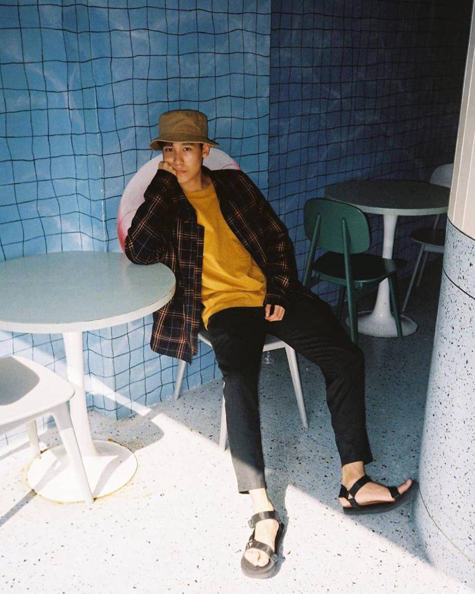 OOTD pakai sendal ala Junior Panachai (Instagram.com/junniorrs)