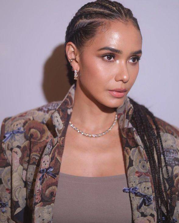 referensi makeup tan skin ala Adinia Wirasti (instagram.com/adiniawrst)