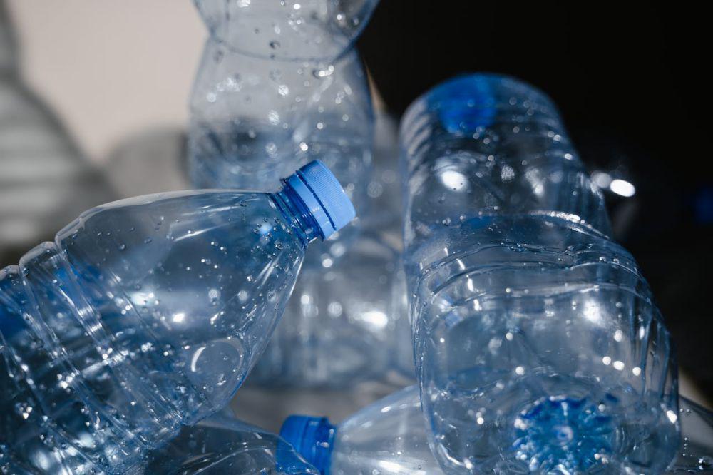 ilustrasi sampah botol plastik (pexels.com/MART  PRODUCTION)