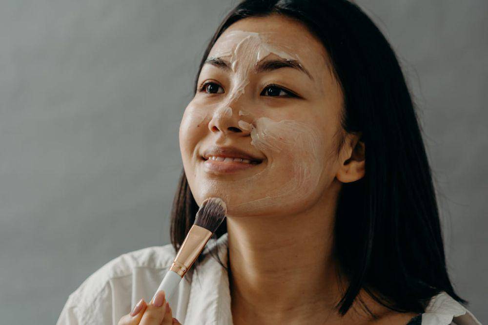 ilustrasi seseorang menggunakan masker (pexels.com/Polina Kovaleva)