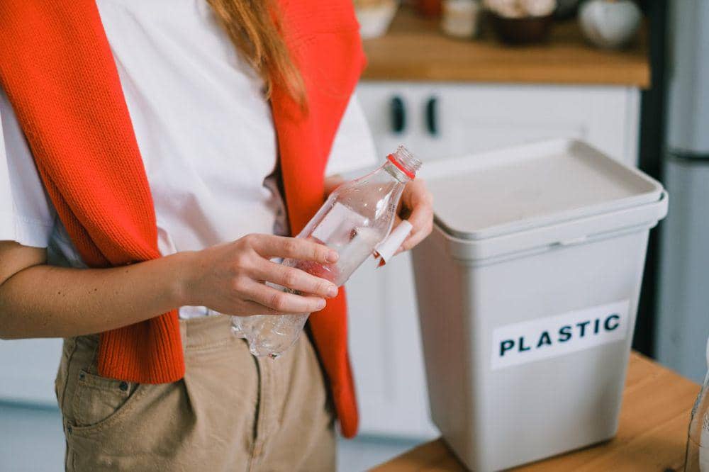 ilustrasi memilah sampah botol plastik (pexels.com/SHVETS production)