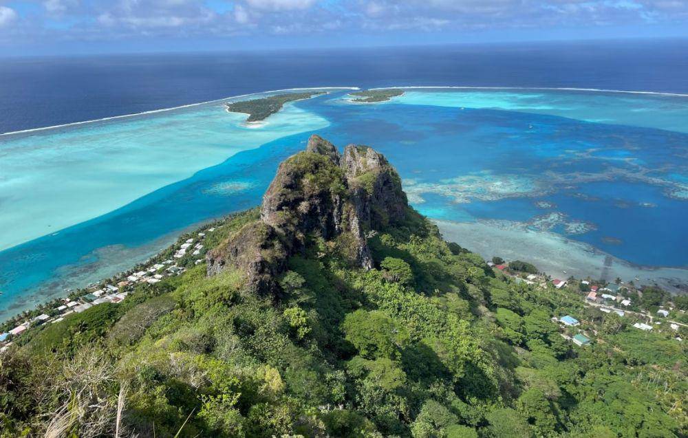 Tahiti (unsplash.com/narnobeats)