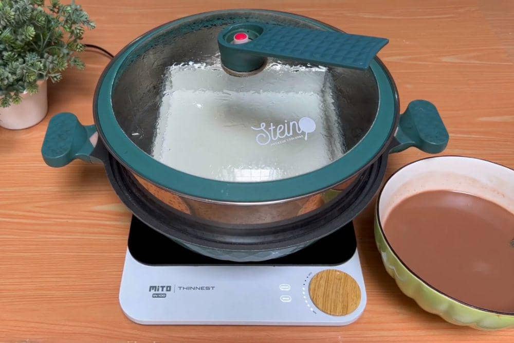 ilustrasi mengukus lapis gulung cokelat polkadot (YouTube.com/HOBI MASAK)