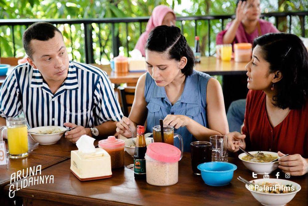 Nicholas Saputra, Hannah Al Rashid, dan Dian Sastrowardoyo berpose bersama sebagai sahabat dalam film Aruna dan Lidahnya.