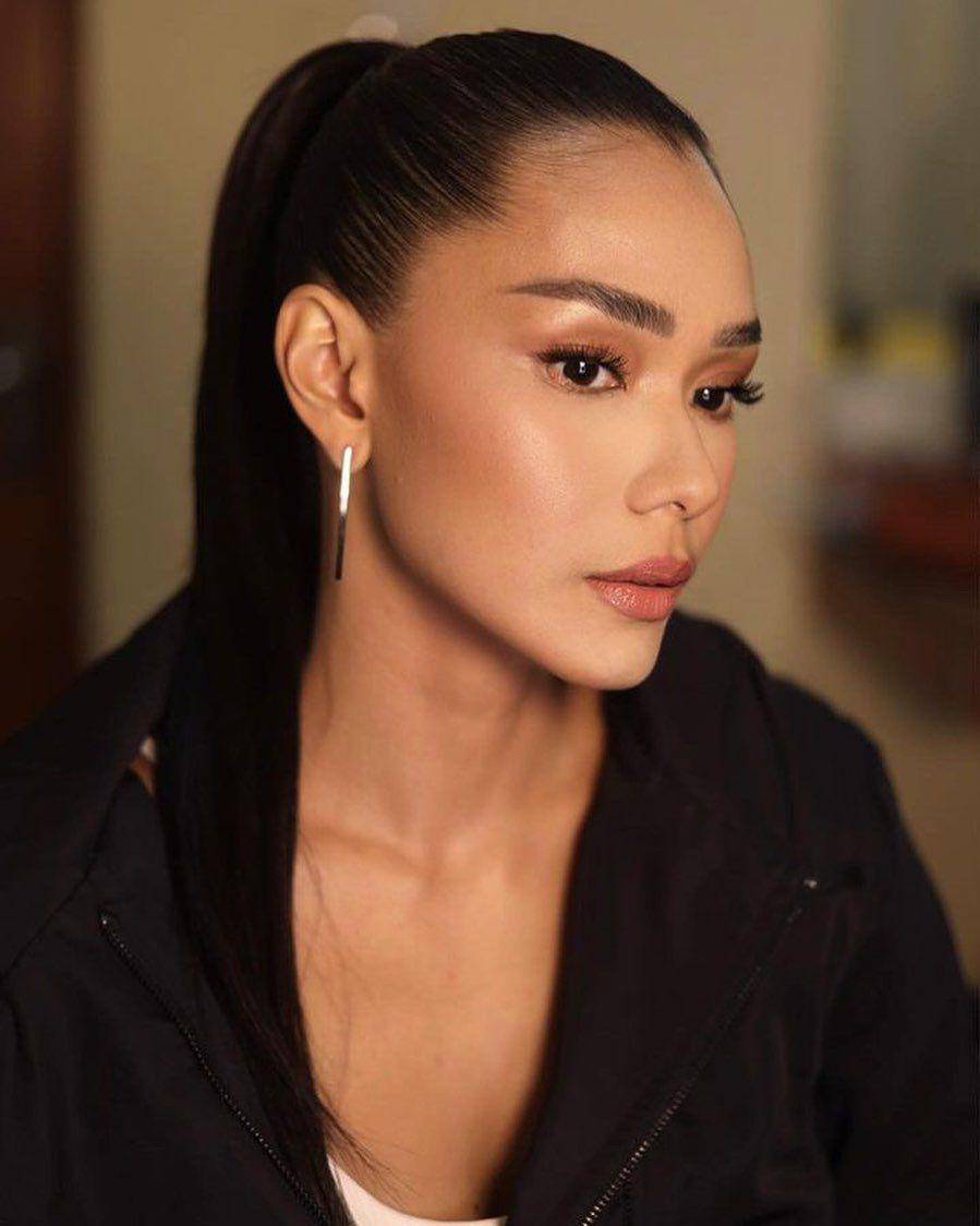 referensi makeup tan skin ala Adinia Wirasti (instagram.com/adiniawrst)