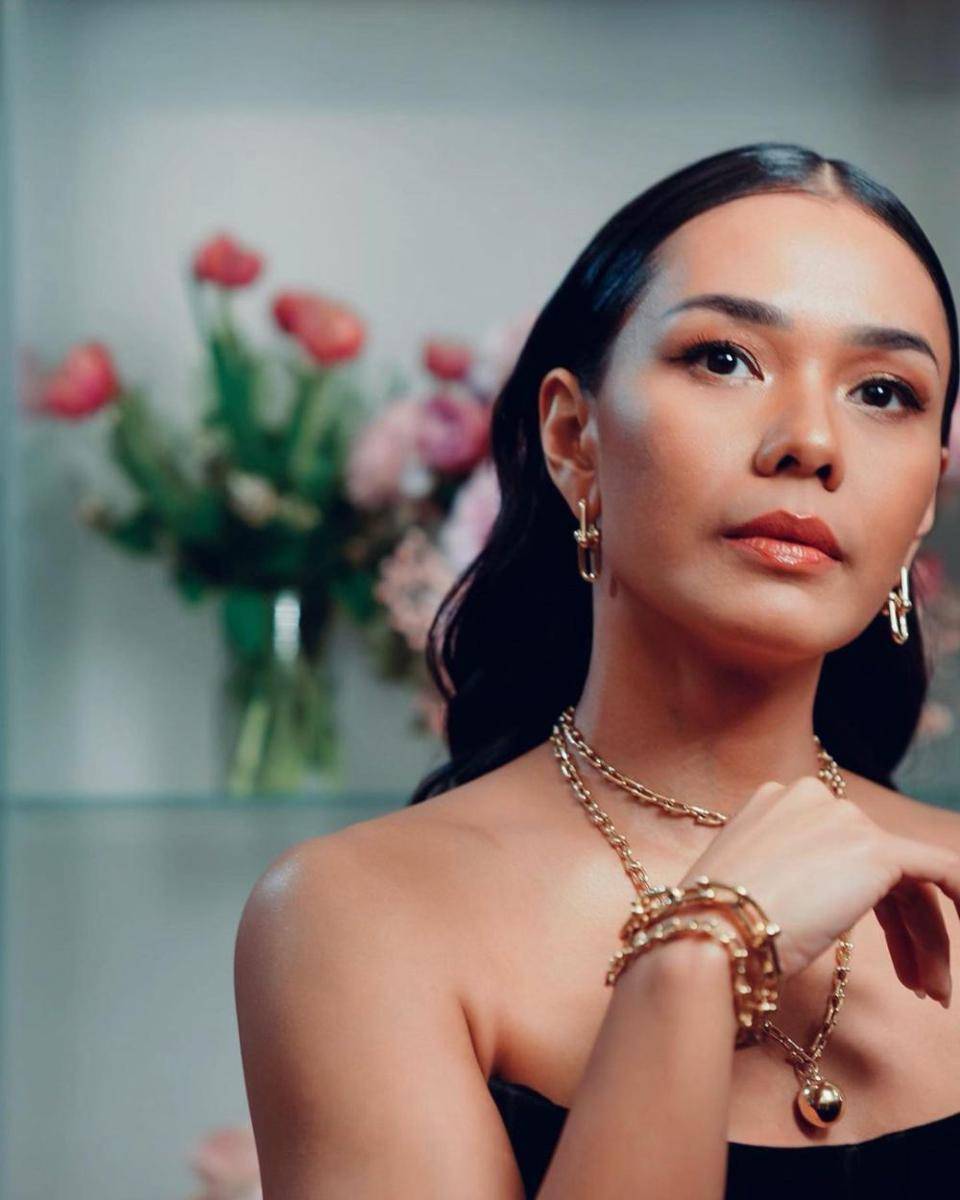 referensi makeup tan skin ala Adinia Wirasti (instagram.com/adiniawrst)
