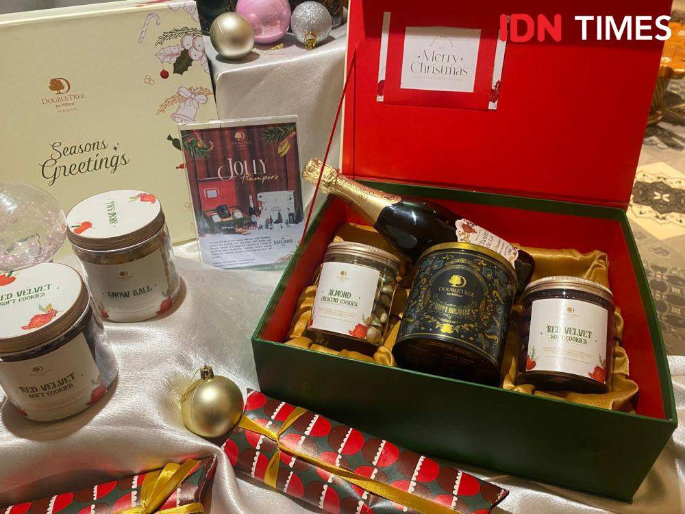 Potret hampers Natal di DoubleTree by Hilton Surabaya (IDN Times/Fina Wahibatun Nisa)