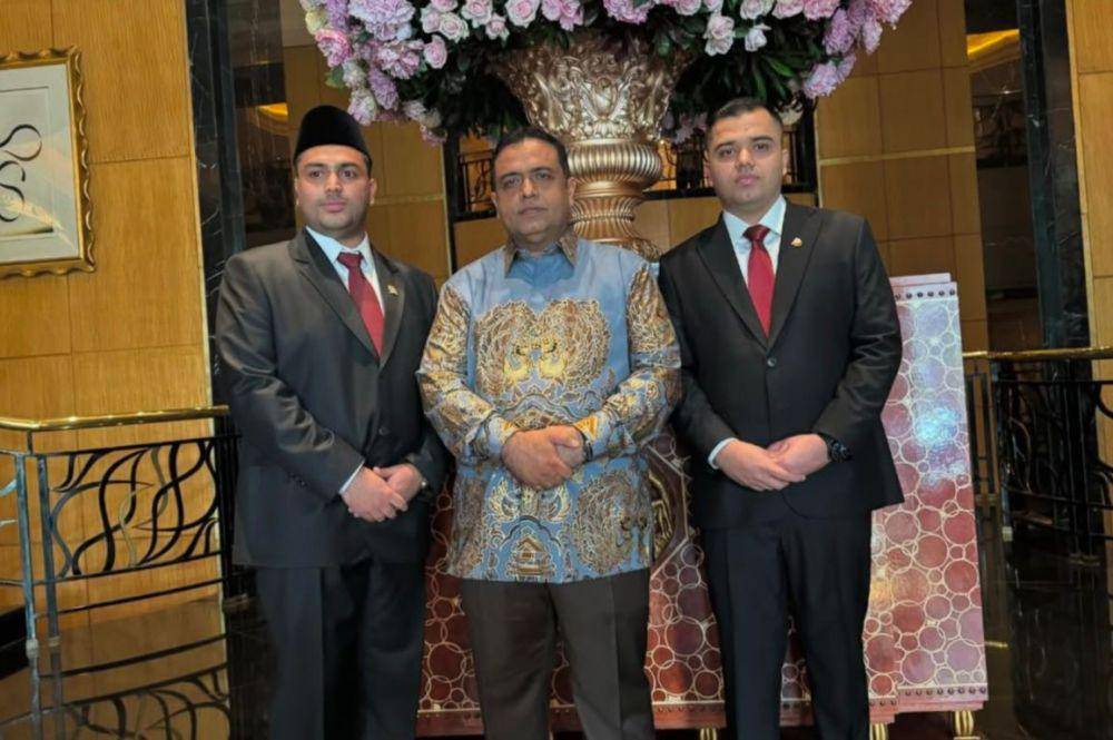Muhammad Rohid (anggota DPR RI Dapil Riau II periode 2024-2029) bersama ayahnya,Muhammad Nasir (anggota DPR RI 2019-2024) dan kakaknya, Muhammad Rahul (anggota DPR RI 2019-2024). (instagram.com/@official.bangrohid)