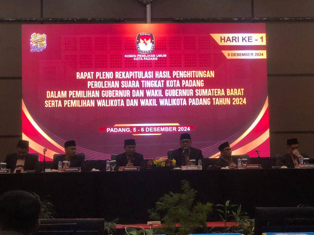 Sidang paripurna rekapitulasi Pilkada 2024 tingkat Kota Padang (Foto: IDN Times/Halbert Caniago)