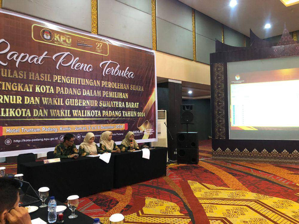 Proses rekapitulasi Pilkada 2024 tingkat Kota Padang (Foto: IDN Times/Halbert Caniago)
