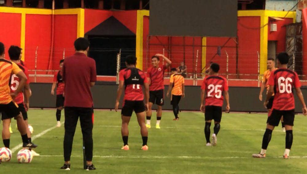 Pemain Persija Jakarta melakukan latihan di GOR H Agus Salim Padang (Foto: IDN Times/Halbert Caniago)