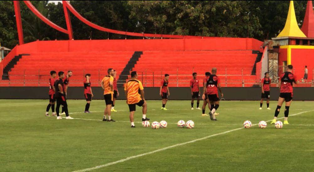 Pemain Persija Jakarta melakukan latihan di GOR H Agus Salim Padang (Foto: IDN Times/Halbert Caniago)