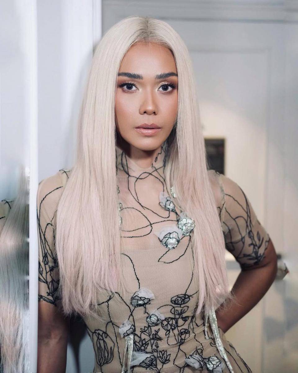 referensi makeup tan skin ala Adinia Wirasti (instagram.com/adiniawrst)