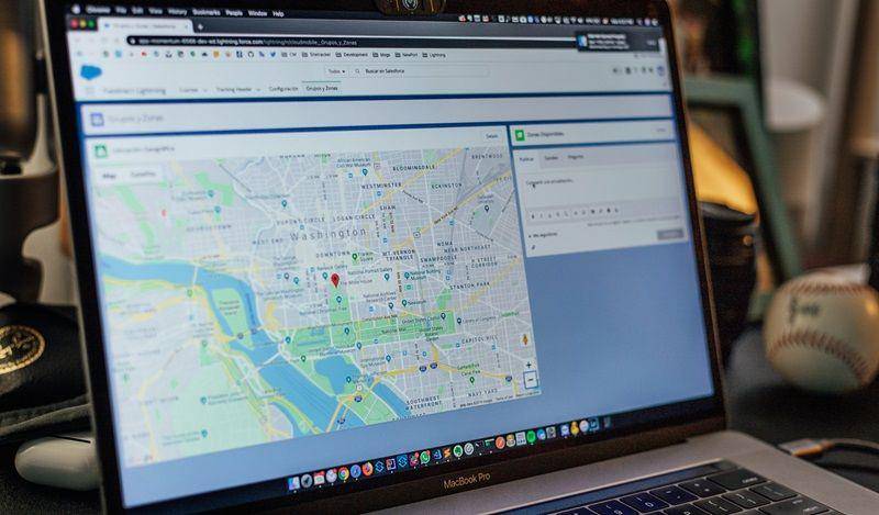 ilustrasi mendaftarkan alamat rumah di Google Maps melalui laptop (unsplash.com/Yucel Moran)