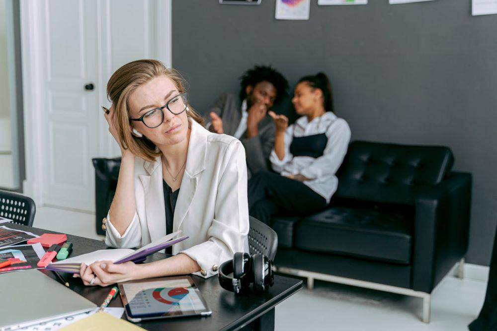 ilustrasi bergosip di kantor (pexels.com/ Antoni Shkraba)