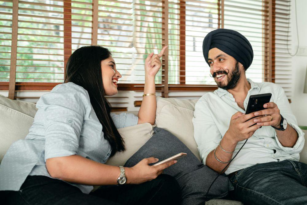 5 Tips Memahami Pasangan Lewat Game We Listen We Don't Judge