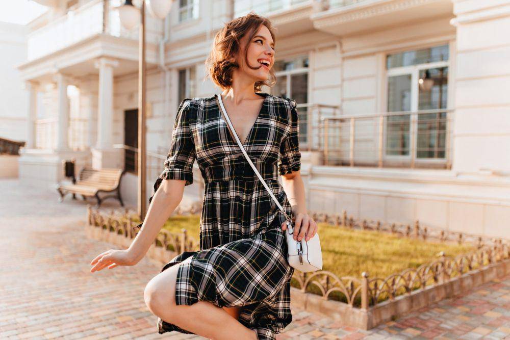 Ilustrasi wanita berjalan sambil berpose (freepik.com/lookstudio)