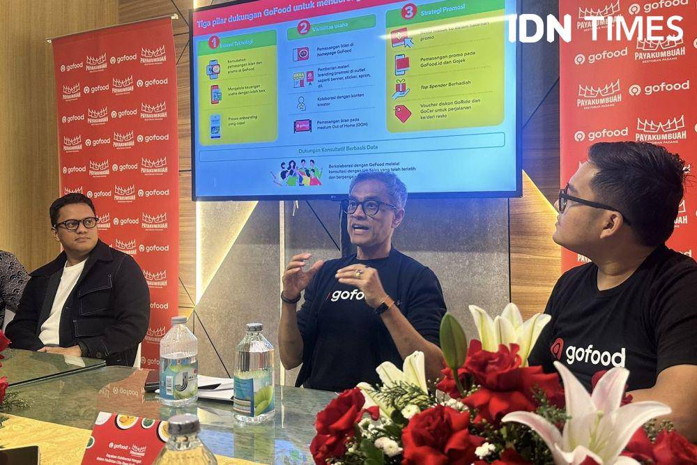 Sovan Ganguly - Head of Sales Gojek, Arief Muhammad - Entrepreneur dan Pemilik Rumah Makan Padang Payakumbuah. Memberikan Apresiasi untuk driver yang Paling Banyak Mengantar Pesanan Resto Payakumbuah. (IDN Times/Mila Karlina)