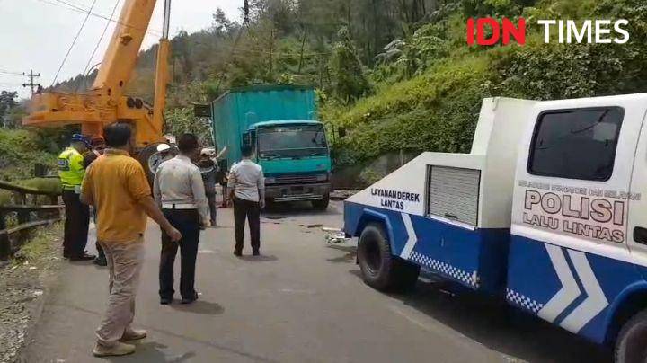 Truk kontainer bermuatan infus yang alami patah roda ditengah lintasan rel kereta api Rawalo membuat panik supir dan pengguna jalan lain, Jumat (6/12/2024).(IDN Times/Cokie Sutrisno)