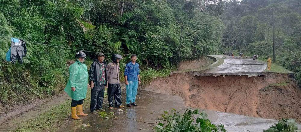 Jalan longsor di Lebak (Dok.IDN Times/BPBD Lebak)