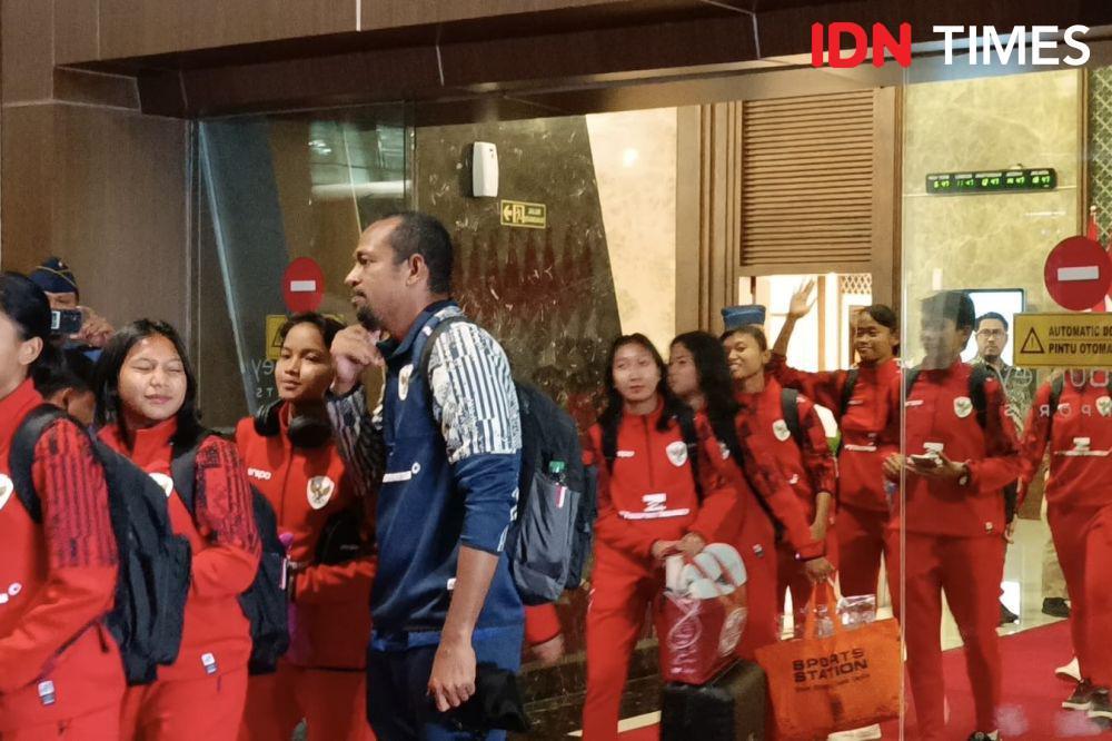 Timnas Putri Indonesia tiba di tanah air usai juara Piala AFF 2024, Jumat (6/12/2024). (IDN Times/Tino).