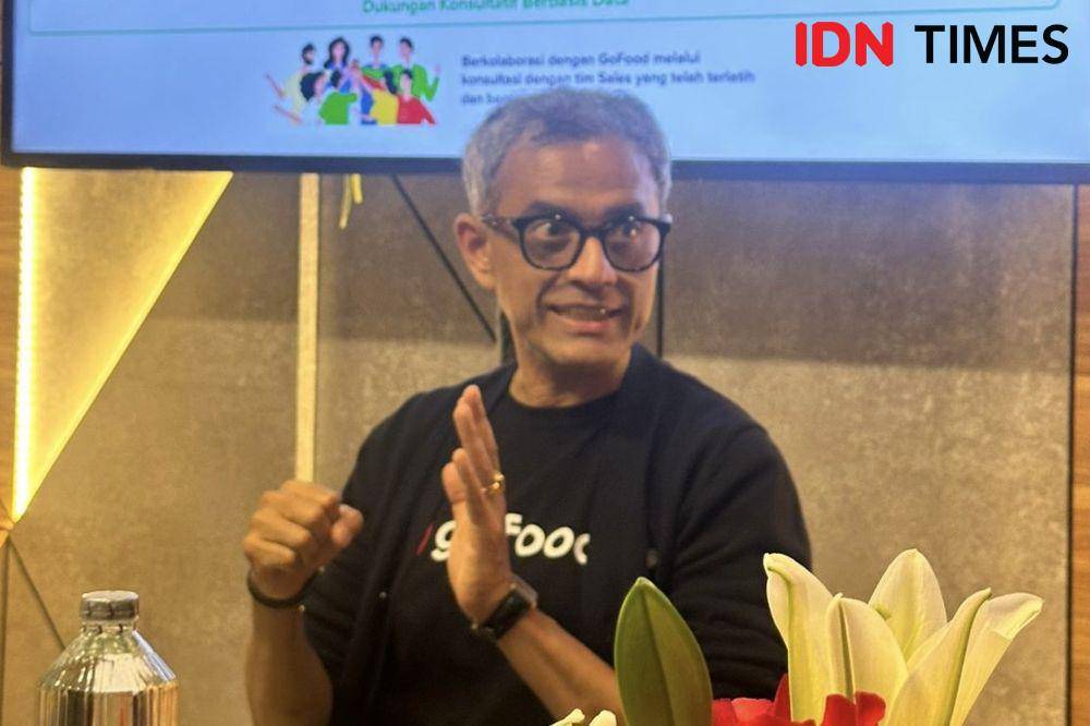 Sovan Ganguly - Head of Sales Gojek, Arief Muhammad - Entrepreneur dan Pemilik Rumah Makan Padang Payakumbuah. Memberikan Apresiasi untuk driver yang Paling Banyak Mengantar Pesanan Resto Payakumbuah. (IDN Times/Mila Karlina)
