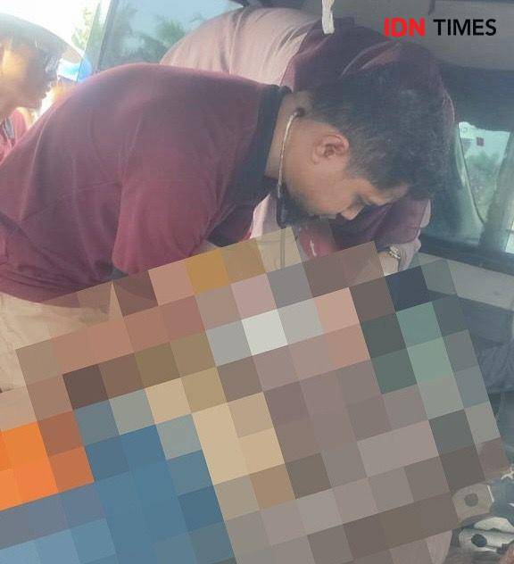 Saat ditemukan, tubuh korban masih dicengkram buaya. (IDN Times/Polsek Kendawangan).