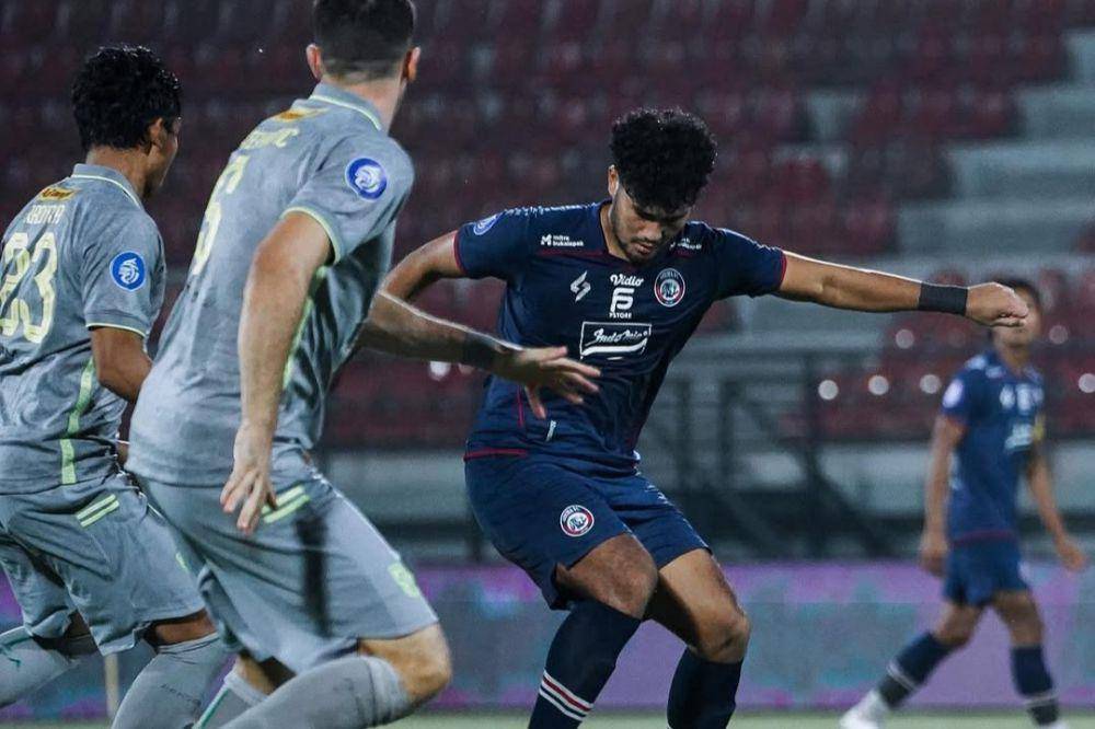 Arema FC dalam laga menghadapi Persebaya Surabaya pada putaran kedua Liga 1 2023/2024. (instagram.com/aremafcofficial)