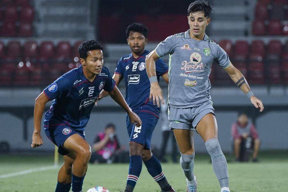 Arema FC dalam laga menghadapi Persebaya Surabaya pada putaran kedua Liga 1 2023/2024. (instagram.com/aremafcofficial)