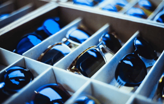 ilustrasi kacamata hitam