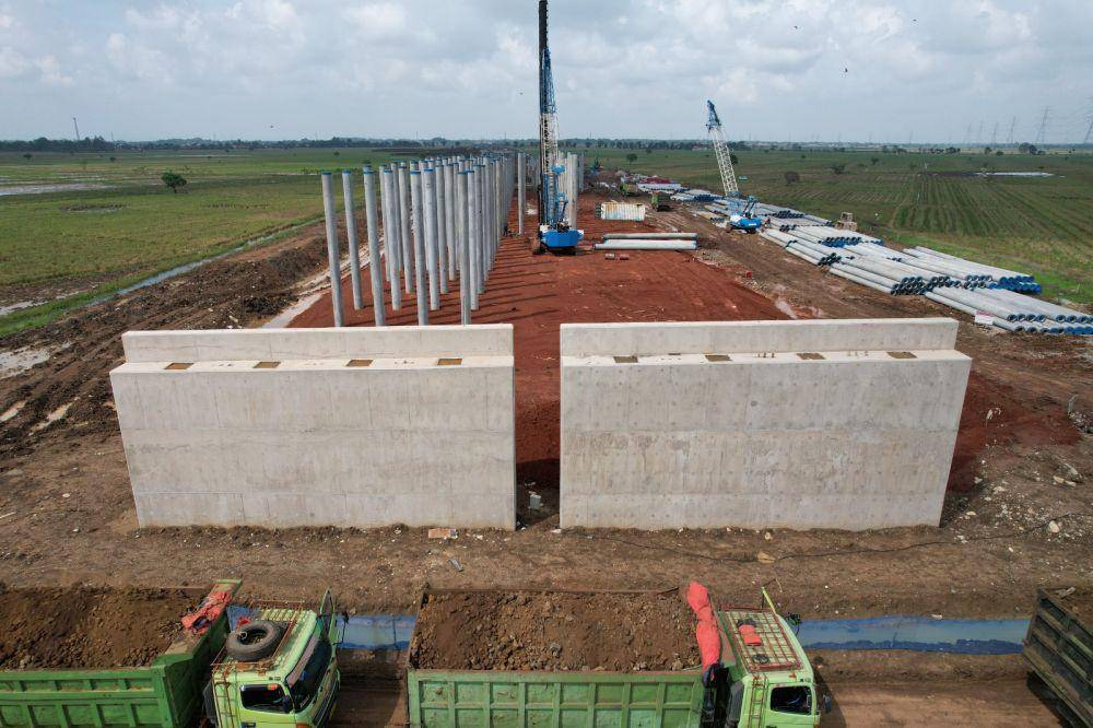 Pengerjaan proyek Jalan Tol Akses Patimban. (dok. Waskita Karya)