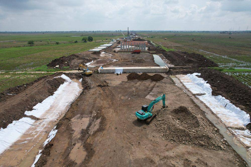Pengerjaan proyek Jalan Tol Akses Patimban. (dok. Waskita Karya)