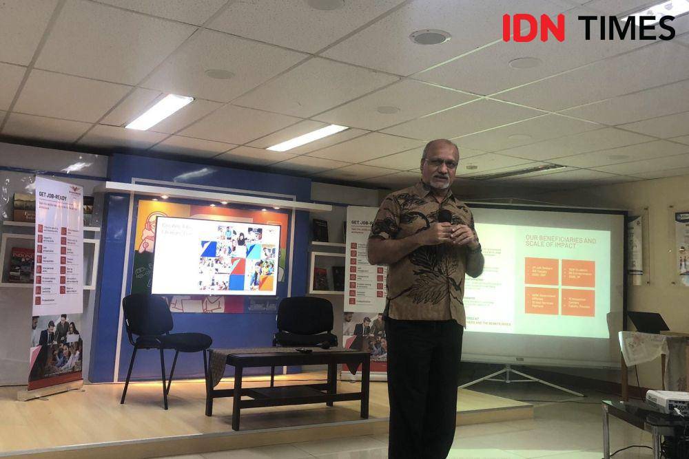 CEO Wadhwani Foundation Dr. Ajay Kela dan Vice President dan Country Director Wadhwani Foundation Daniel Tumiwa (kanan) dalam jumpa pers di Jakarta, Kamis (5/12/2024) (IDN Times/Farid Kurniawan)