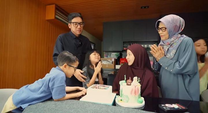 8 Potret Desta Ikut Anak Beri Kejutan Ultah untuk Natasha Rizky