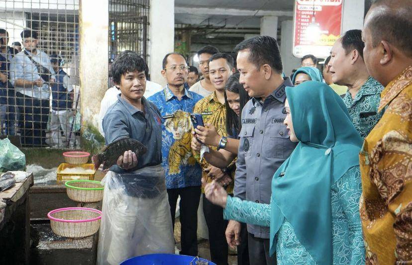 Pj Gubsu A. Fatoni, bersama Asisten Ekonomi Pembangunan Agus Suriyono memonitoring ke Pasar Petisah Medan (Dok. Diskominfo Medan)