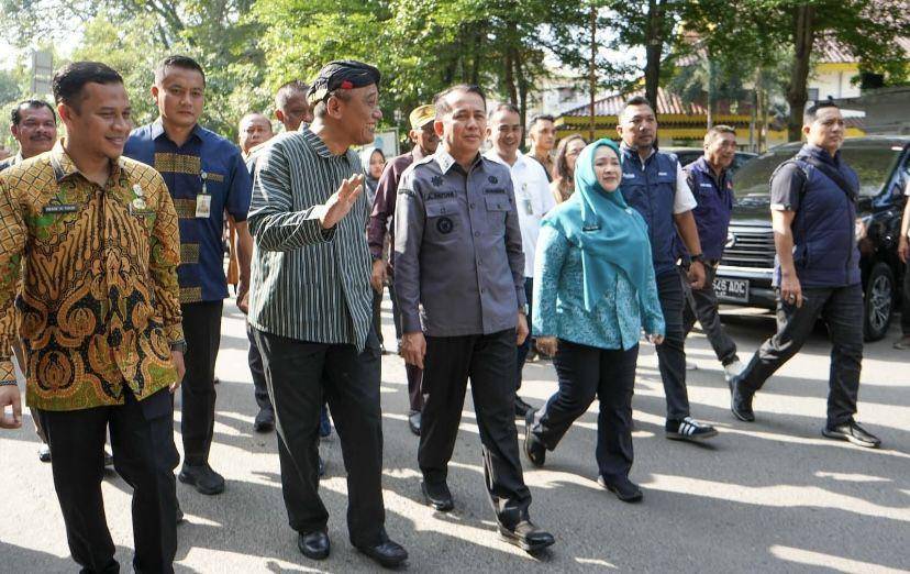 Pj Gubsu A. Fatoni, bersama Asisten Ekonomi Pembangunan Agus Suriyono memonitoring ke Pasar Petisah Medan (Dok. Diskominfo Medan)